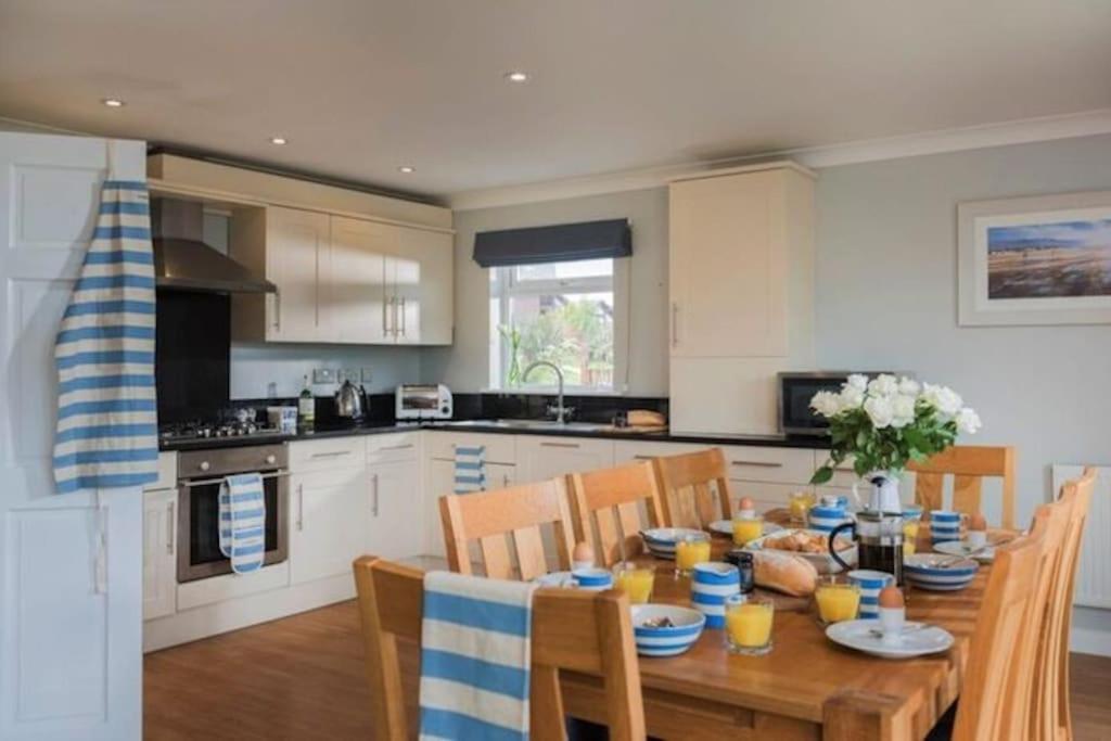 Retallack Resort 4 Bedroom Lodge - Hot Tub For Hire On Request -Pool & Spa Padstow Buitenkant foto